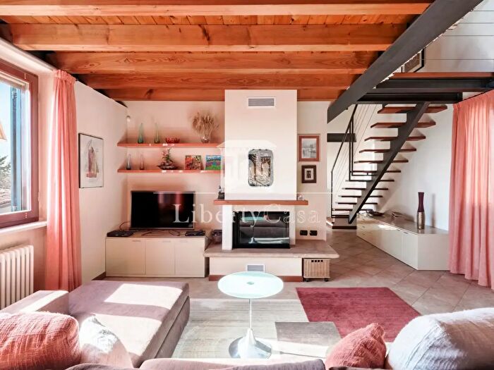 Appartamento trilocale in vendita in Via Paolo VI, Puegnago Sul Garda