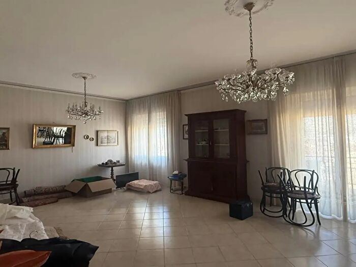 Appartamento con 6 locali in vendita in Via Pasquale Galluppi, Cosenza