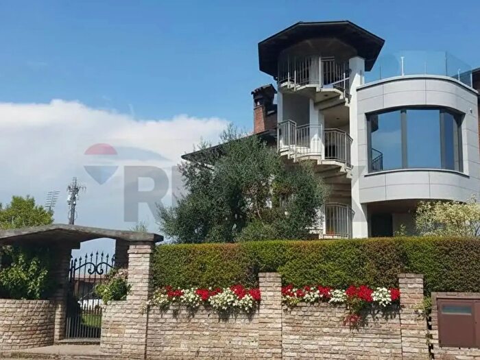 Casa con 11 locali in vendita in Calvisano