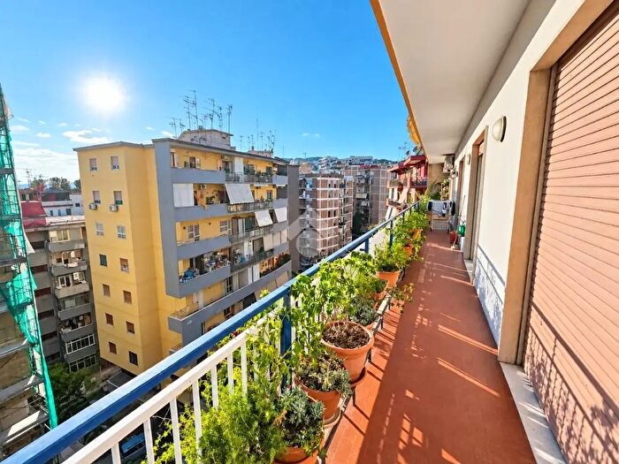 Appartamento trilocale in vendita in Via Emilio Franceschi, Napoli