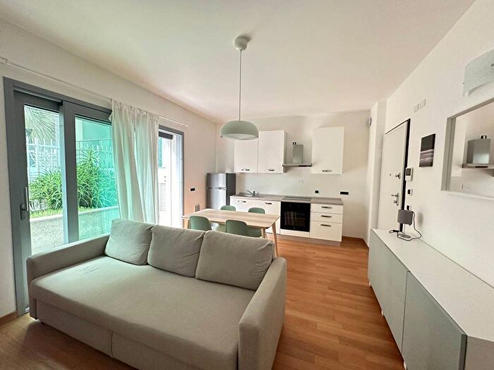 Appartamento trilocale in affitto in Via Arnaldo da Brescia, Sturla, Genova