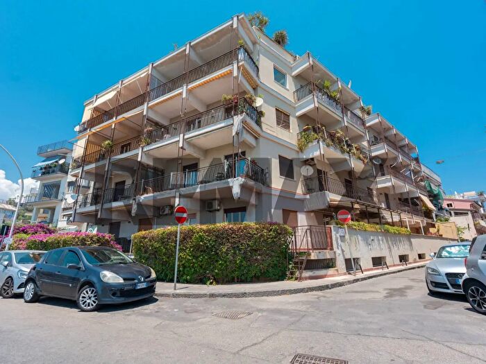 Appartamento quadrilocale in vendita in Lungomare dei Ciclopi, Aci Castello