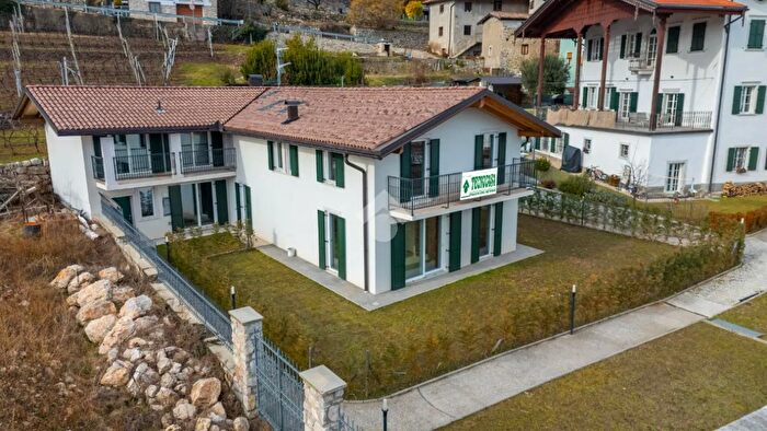 Casa con 6 locali in vendita in Via III Novembre, Nogaredo