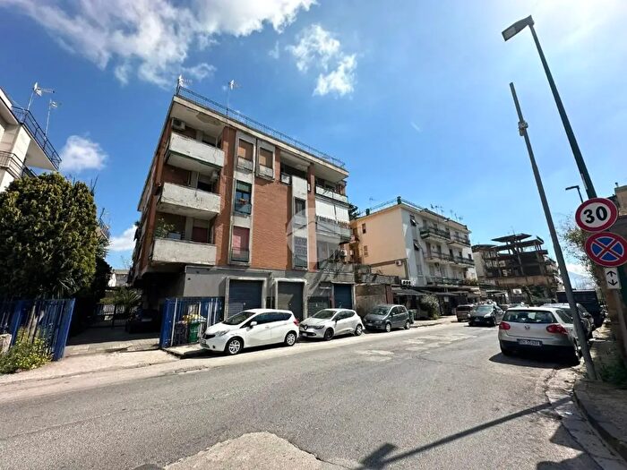 Appartamento trilocale in affitto in Via Comunale Vecchia di Miano, Napoli