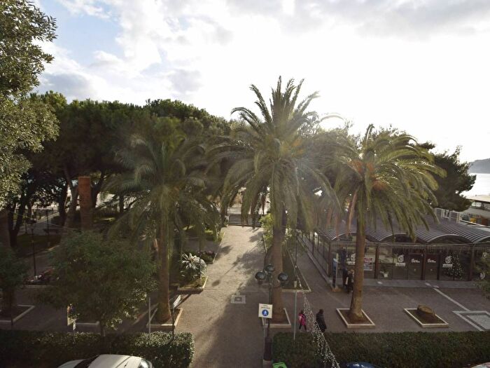 Appartamento quadrilocale in affitto in Via Camillo Benso Conte di Cavour, Spotorno