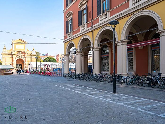 Appartamento con 6 locali in vendita in Via Galliera, Bologna