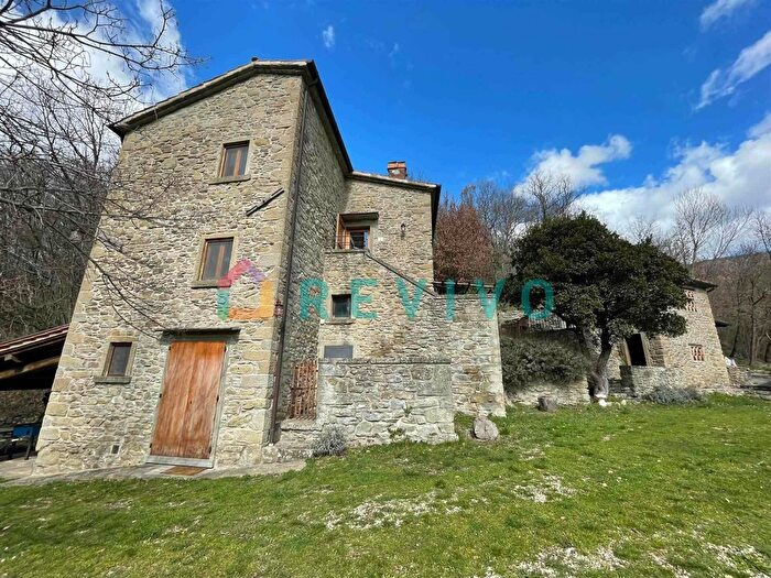 Casa con 7 locali in vendita in Pratovecchio Stia
