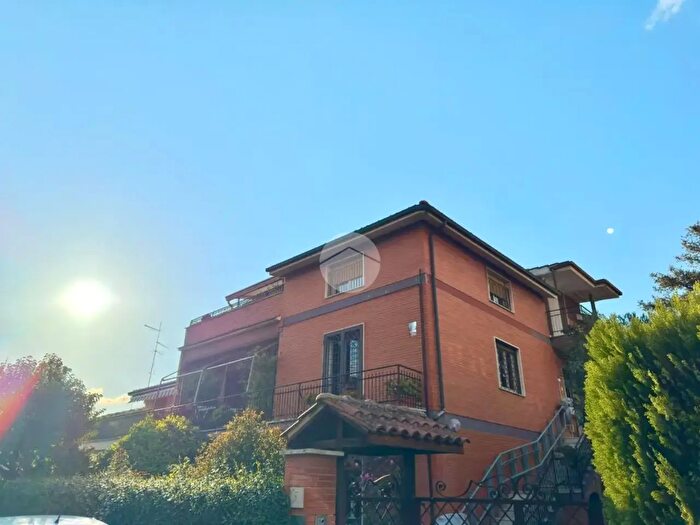 Appartamento quadrilocale in affitto in Via Altomonte, Roma