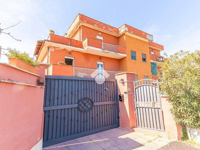 Appartamento trilocale in vendita in Via Giosue Carducci, Zagarolo