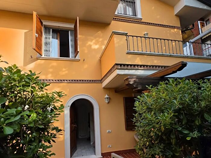 Casa con 5 locali in vendita in Massa