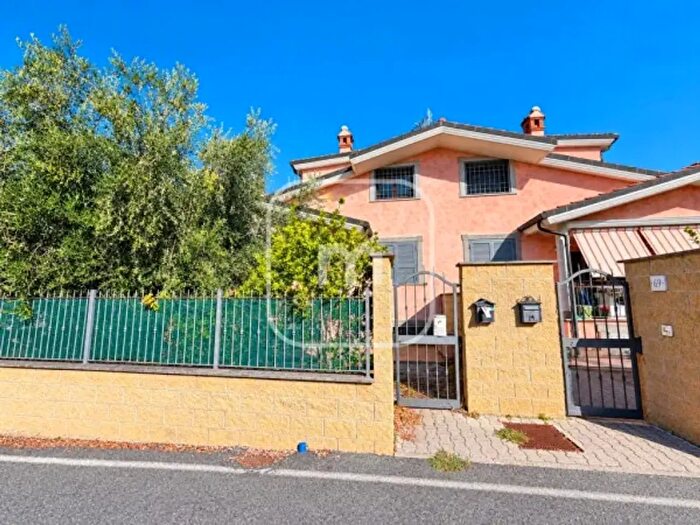 Casa quadrilocale in vendita in Via dei Grifi, Roma