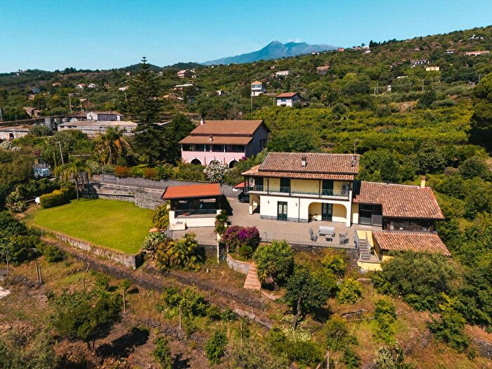 Casa con 7 locali in vendita in Via Foti, Mascali