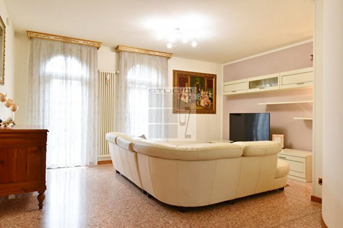 Casa con 6 locali in vendita in Via Venier, Loreggia