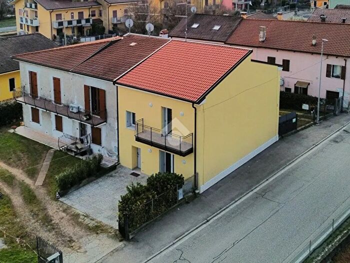 Casa quadrilocale in vendita in Via Villanova, Sommacampagna