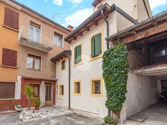 Casa trilocale in vendita in Via Italo Montemezzi, Bussolengo