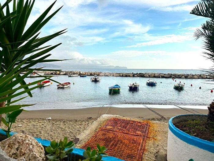 Appartamento bilocale in vendita in Via Ortenzio, Bacoli