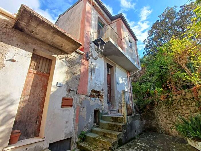 Casa bilocale in vendita in Vico Casalott, Ficarra