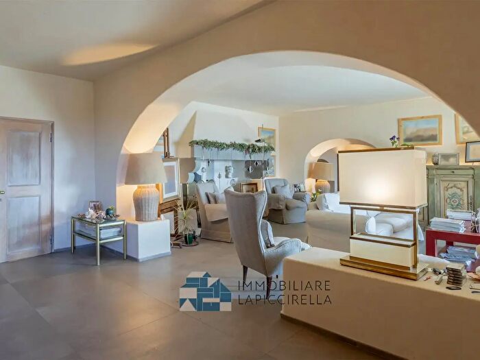 Casa con 15 locali in vendita in Firenze
