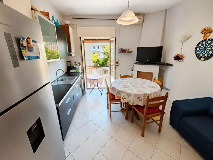 Appartamento trilocale in vendita in Via Camillo Guerra, Napoli