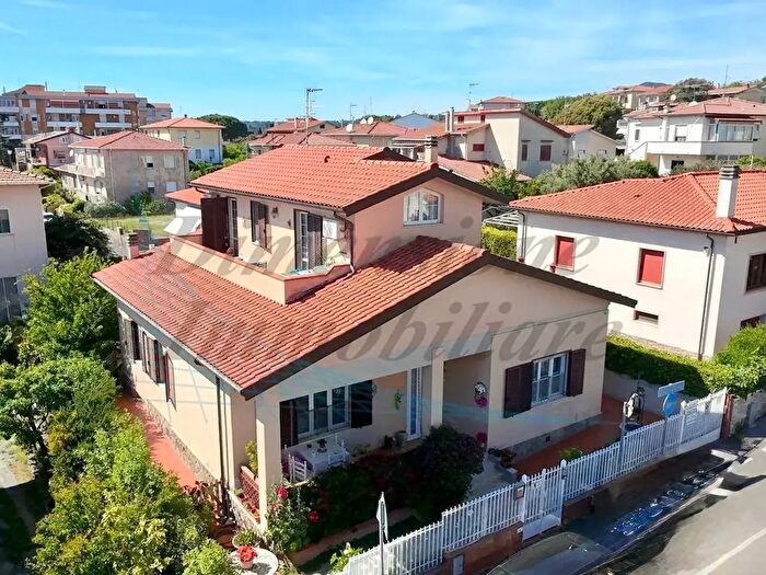 Casa con 7 locali in vendita in Via Gian Domenico Romagnosi, Rosignano Marittimo