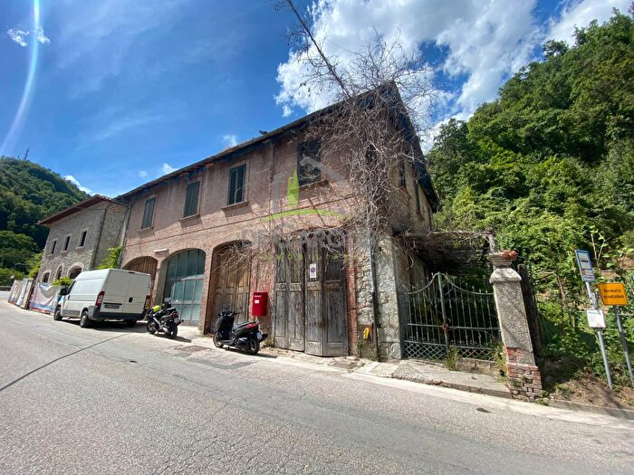 Casa con 15 locali in vendita in Borgo dArquata, Arquata Del Tronto