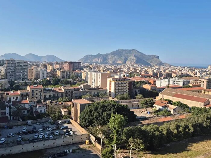 Appartamento quadrilocale in vendita in Via Vincenzo LI Muli, Palermo