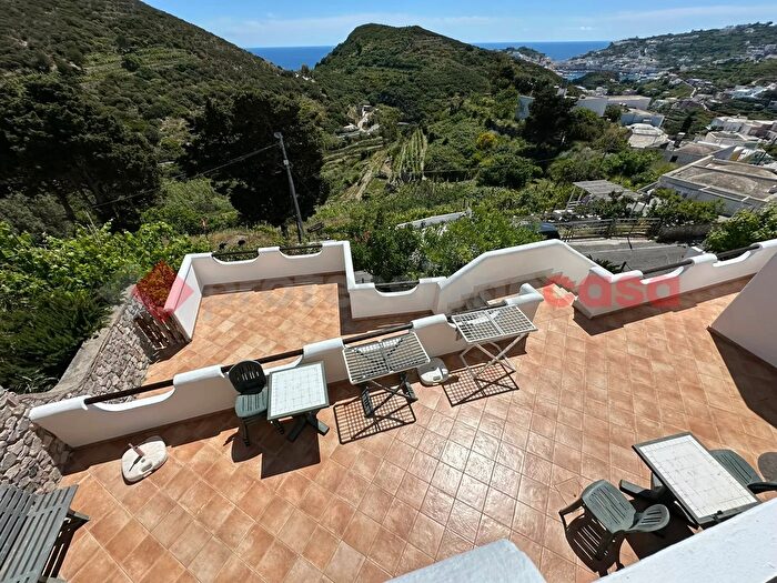 Appartamento con 6 locali in vendita in Via Conti Km, Ponza