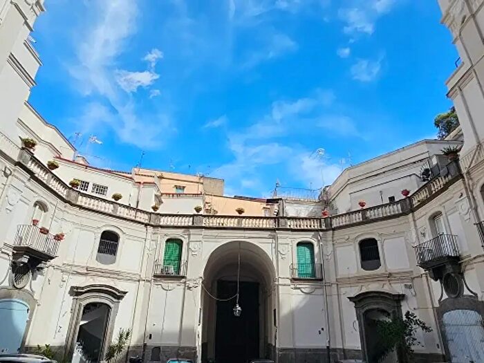 Appartamento trilocale in vendita in Via Monte di Dio, Napoli