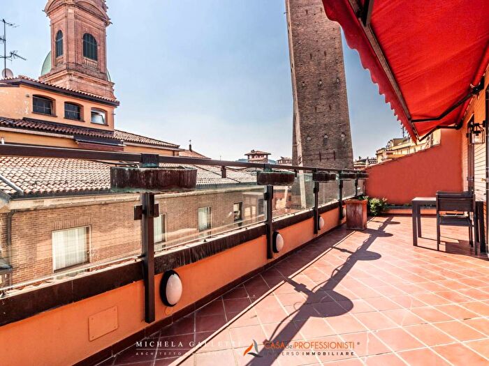 Appartamento trilocale in affitto in Via Luigi Zamboni, Centro Storico, Bologna