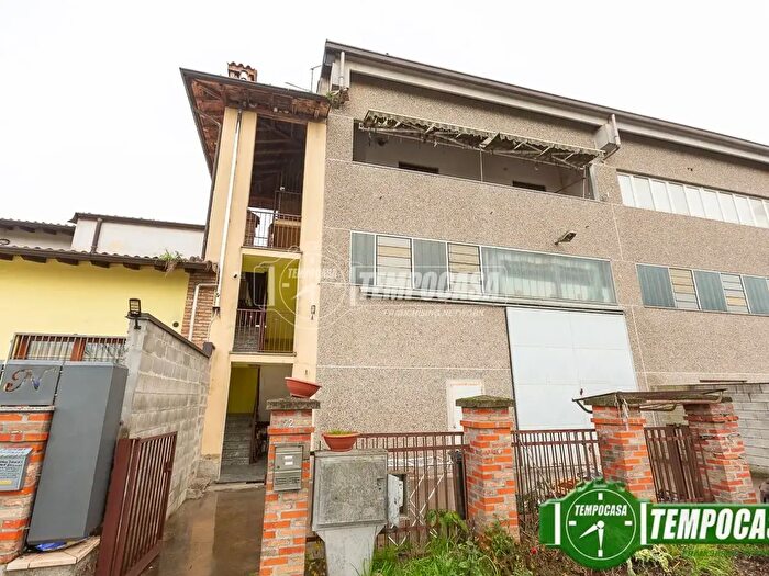 Appartamento con 8 locali in vendita in Romano Di Lombardia