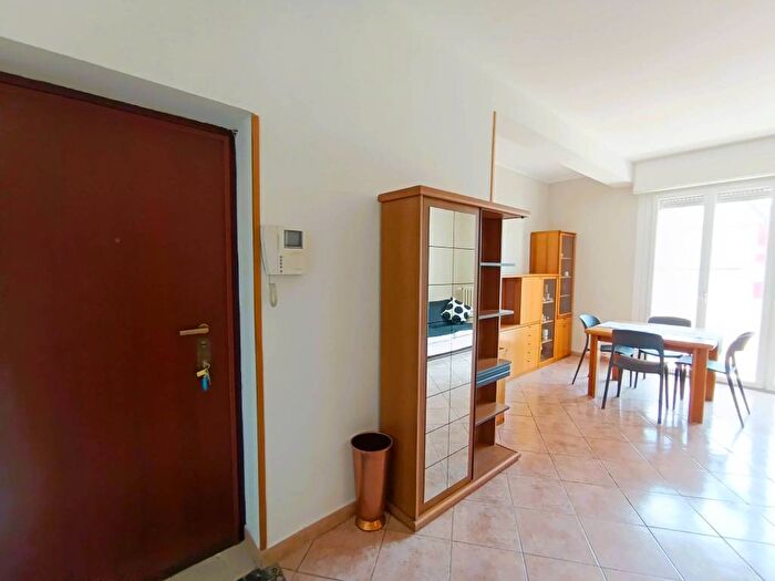 Appartamento quadrilocale in affitto in Via Rimini, Famagosta, Milano