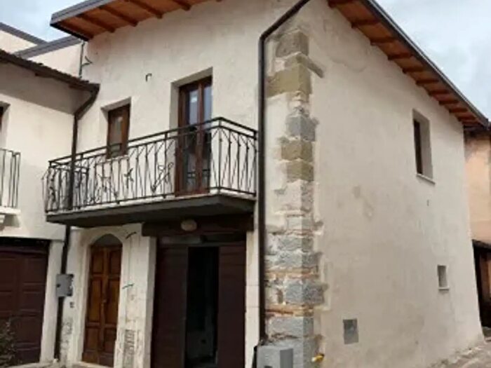 Casa con 5 locali in vendita in Via Piazza Nardi, Tornimparte