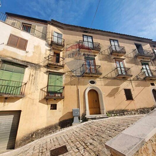 Casa con 8 locali in vendita in Pontelandolfo