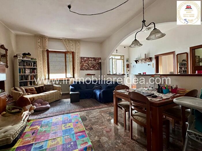 Casa con 6 locali in vendita in Castellina Marittima