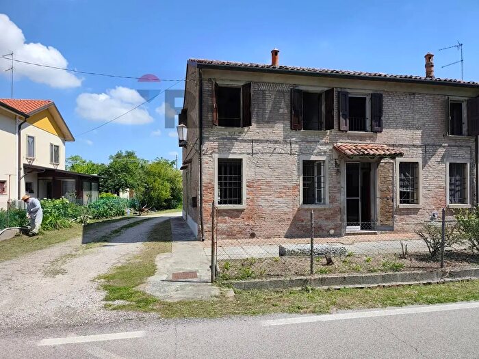 Casa con 15 locali in vendita in Via del Vescovo, Ferrara