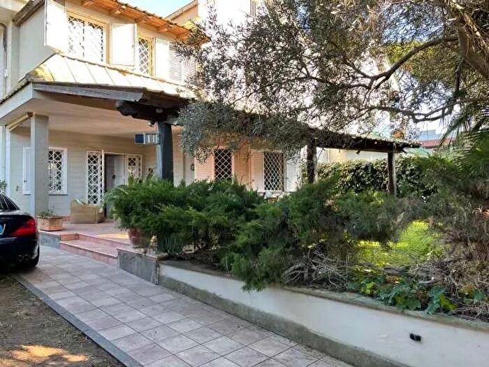 Casa con 8 locali in vendita in Fiumicino