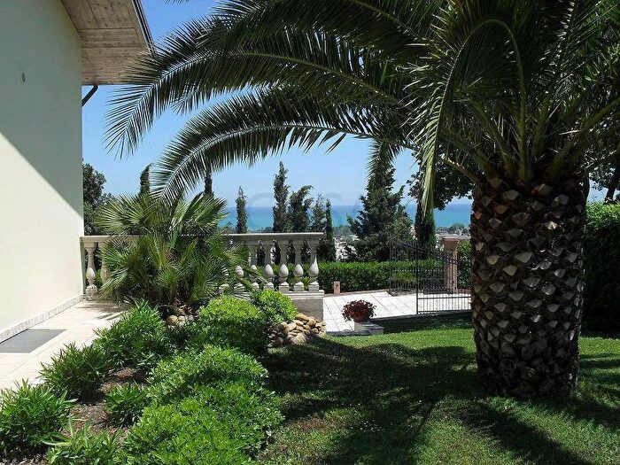 Casa con 9 locali in vendita in Martinsicuro
