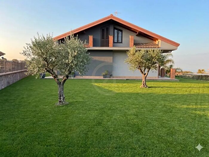 Casa con 6 locali in vendita in Aci SantAntonio