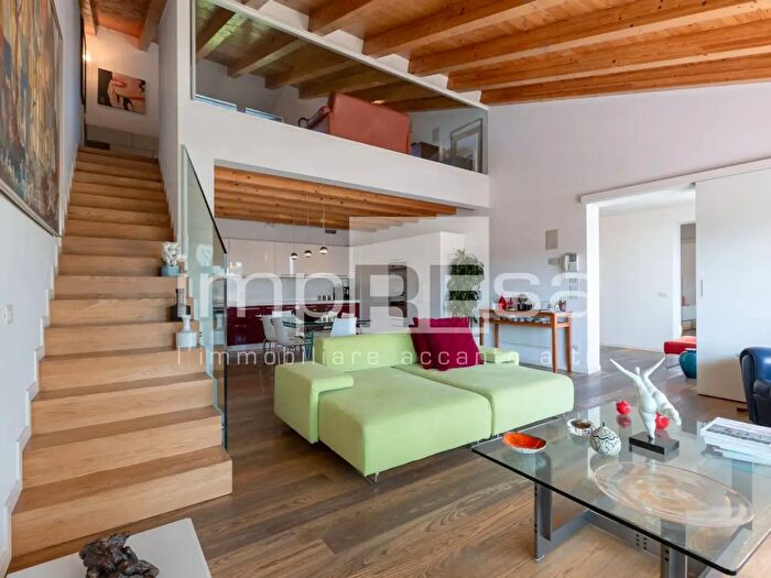 Appartamento con 7 locali in vendita in Via Plinio Il Vecchio, Treviso