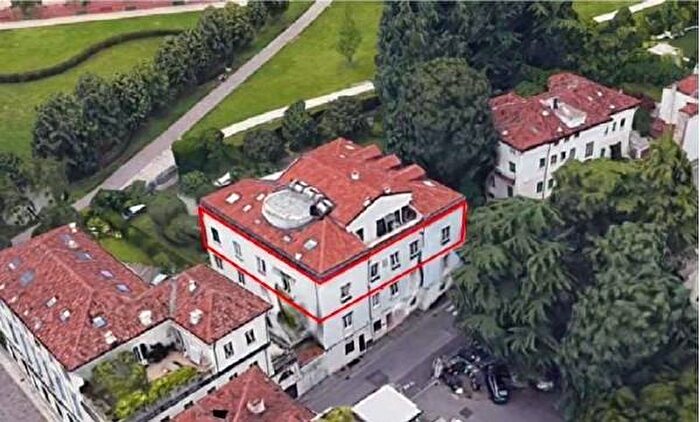 Appartamento con 6 locali in vendita in Contra Mure Pallamaio, Vicenza