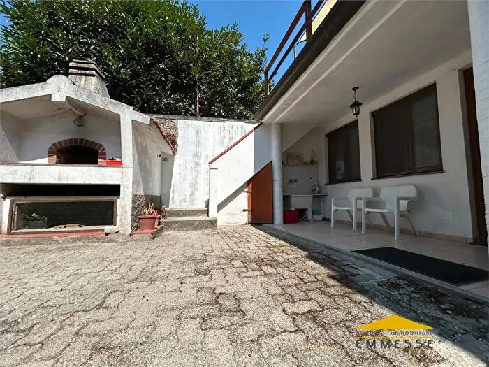 Casa con 6 locali in vendita in Massa
