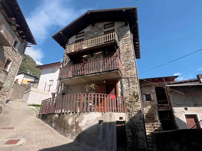 Casa con 5 locali in vendita in Buglio In Monte