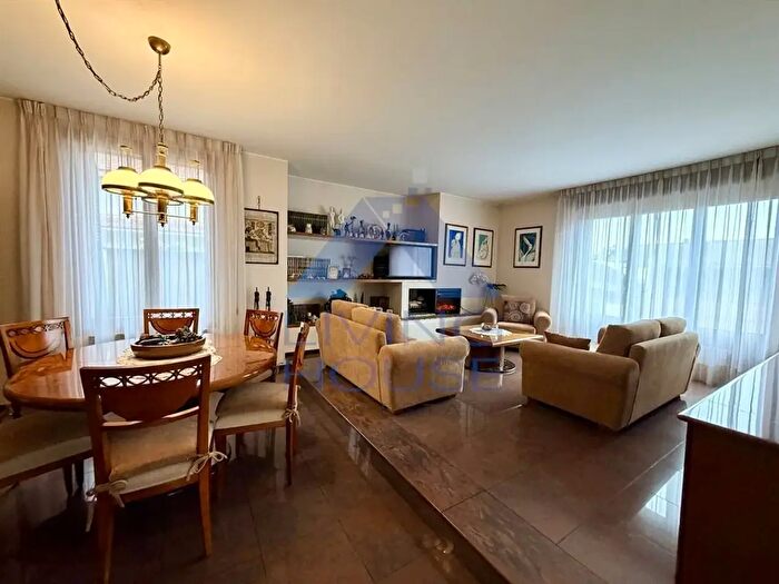 Casa con 8 locali in vendita in Via Indipendenza, Muggiò