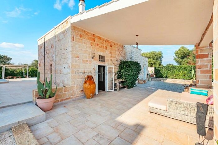Casa con 18 locali in vendita in Ostuni