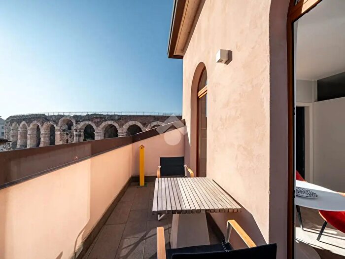 Appartamento trilocale in vendita in Via Anfiteatro, Verona