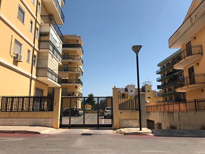 Appartamento quadrilocale in vendita in Via Francesco Crsipi, Floridia