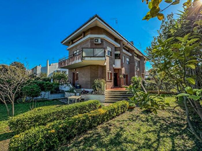 Casa quadrilocale in vendita in Via Tespi, Roma