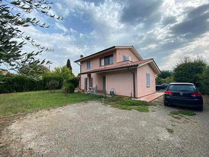 Casa con 9 locali in vendita in Calcinaia