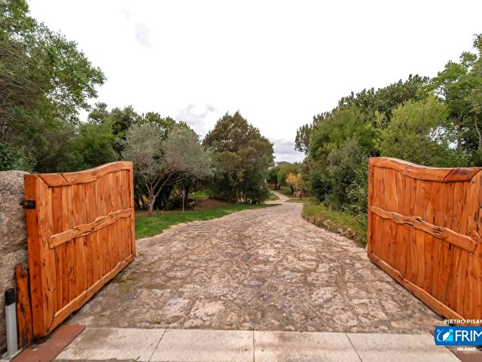 Casa con 8 locali in vendita in Via Casi Bianchi Snc, Arzachena