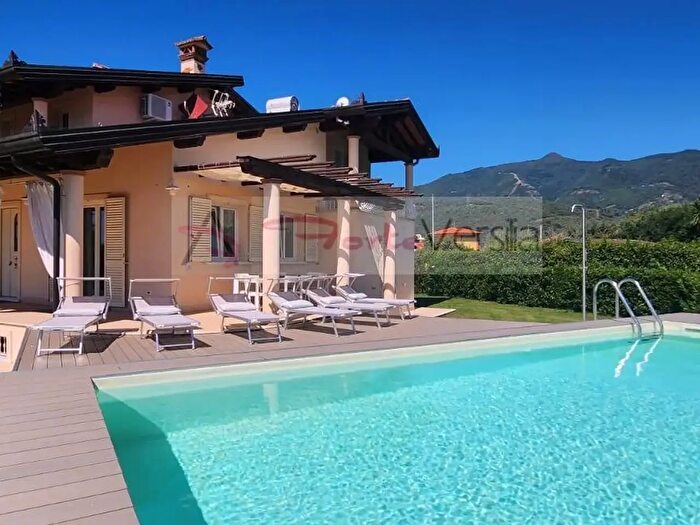 Casa con 10 locali in vendita in Seravezza